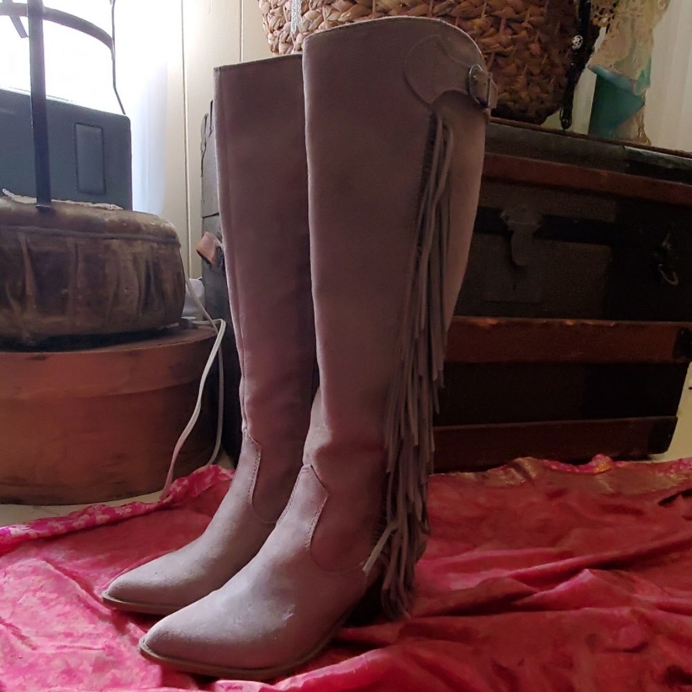 NWOT CARLOS SANTANA GREY SUADE FRING BOOTS  SIZE 9